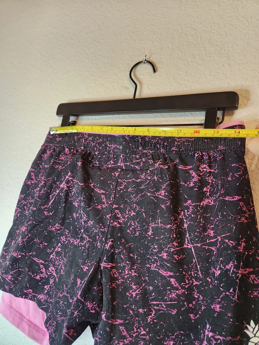 Chubbies Ultimate Training Short black and pink marble size S inseam 4